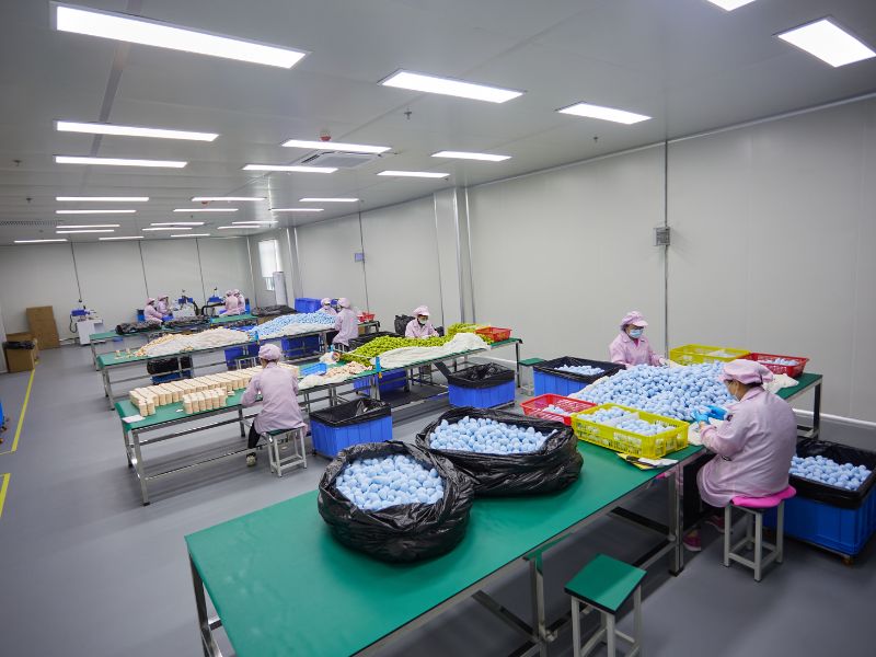 مجموعة واسعة من إسفنجات المكياج الملونة والمضادة للحساسية المنتجة في منشأة معتمدة من GMP.