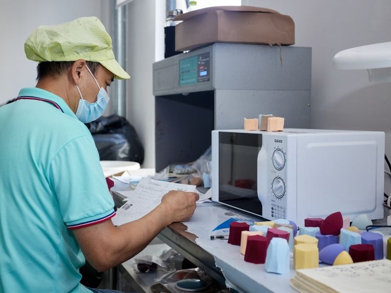 مراقبة جودة مورد إسفنجة التجميل