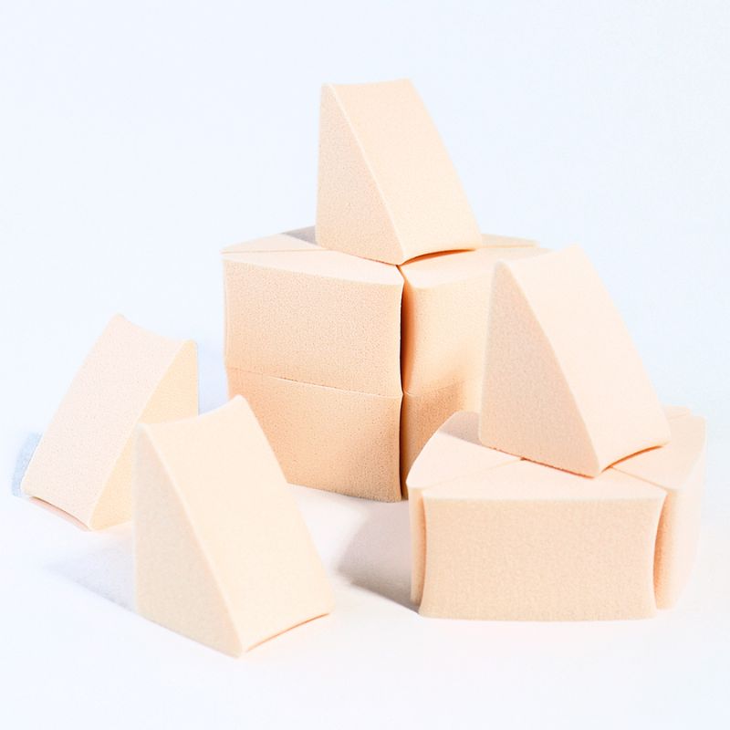 مُطبق مثلثي مضغوط مصمم للعمل على التفاصيل الدقيقة للحواجب وخطوط الشفاه والزوايا الداخلية. مصنوع من رغوة مغلقة الخلايا 28D (متوافق مع إدارة الغذاء والدواء وREACH) لأداء ثابت في برامج العلامة التجارية الخاصة بكميات كبيرة.